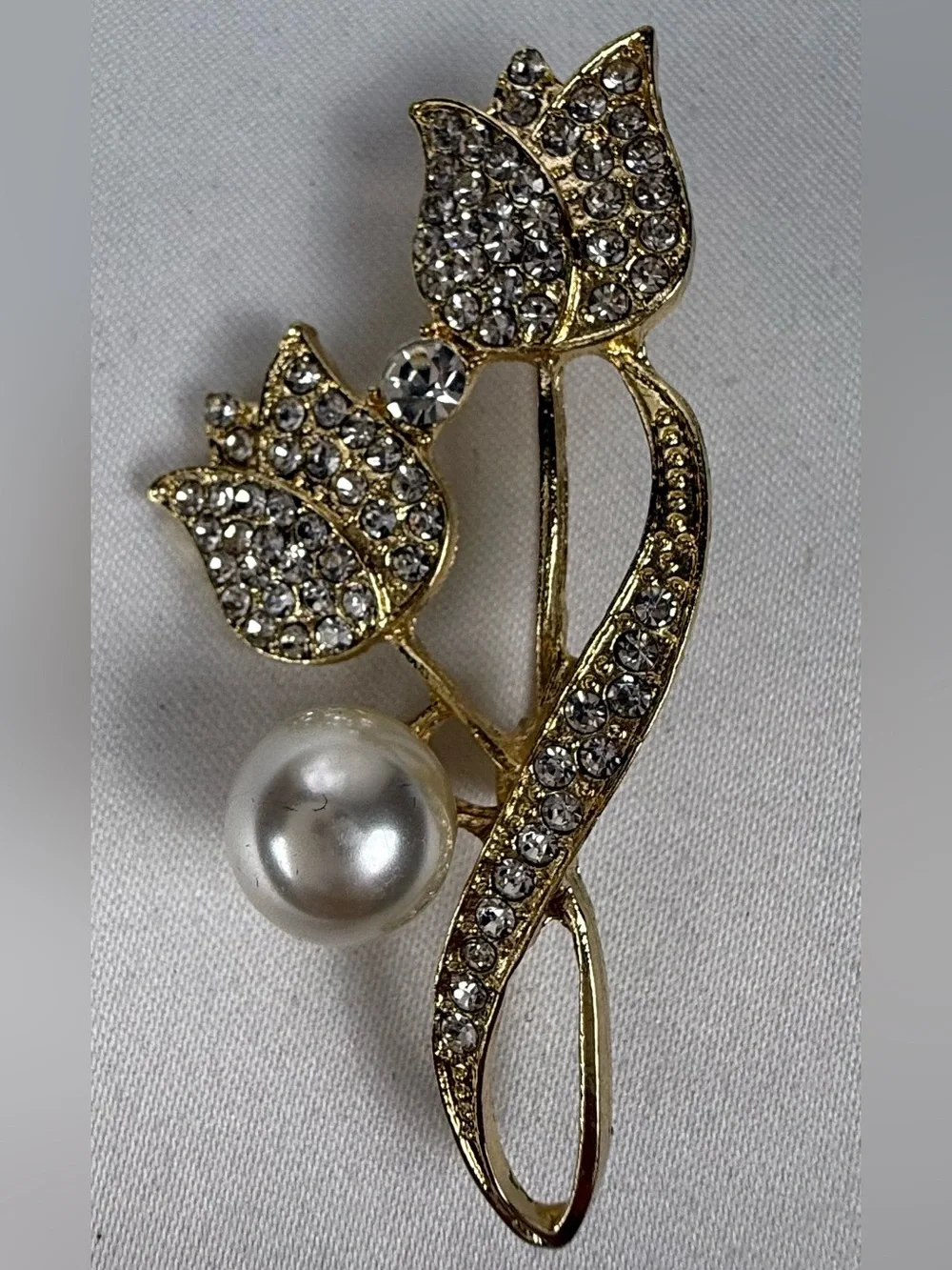 Rhinestone Flower Brooch Pin – Elegant Gold Tone ✨